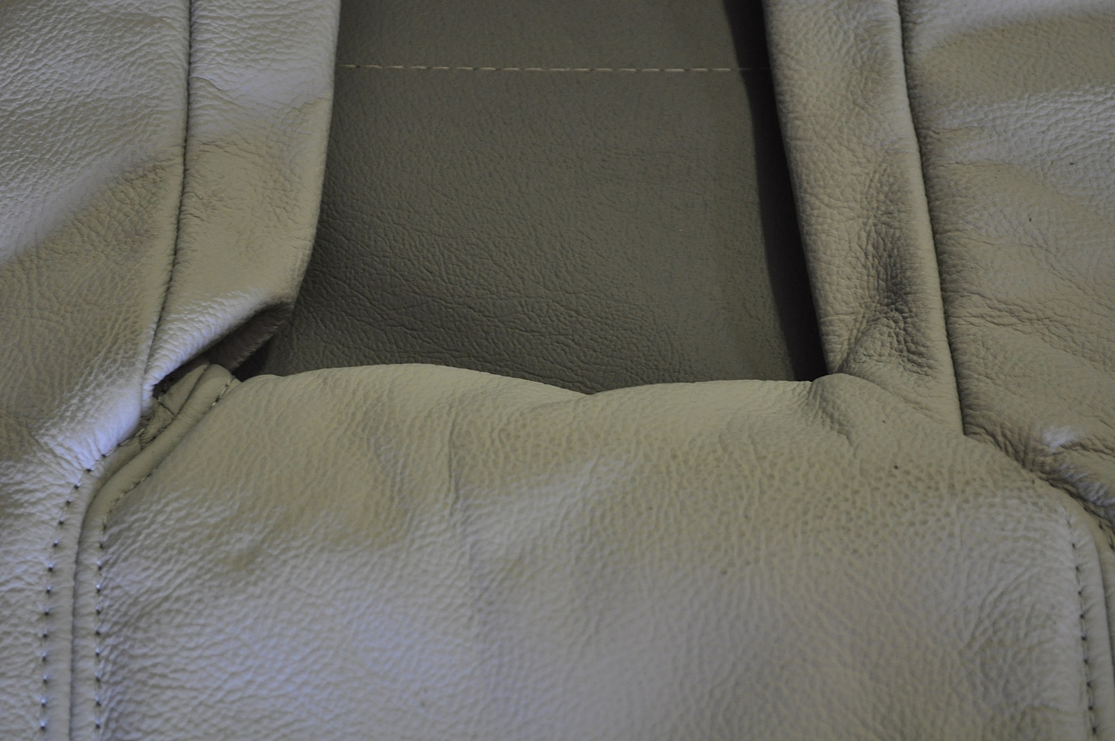 GENUINE HOLDEN VZ CALAIS REAR CENTRE LEATHER SEAT UPRIGHT TRIM REED