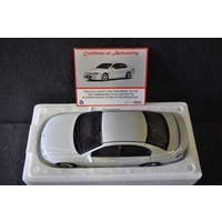 AUTOART VT SERIES II 2 HSV R8 CLUBSPORT WHITE 1:18 SEDAN N.O.S DIECAST MODEL